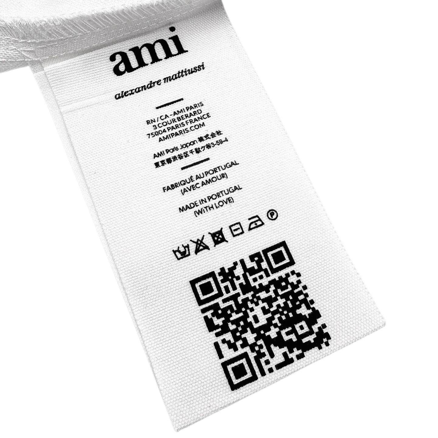 Ami Paris Love Pocket Embroidered Short Sleeve Shirt (White) Purchased for , the fabric is made of customized high-density Oxford spinning. Tight and smooth, comfortable and close to the skin. A touch of simple white. Pure and elegant. Black silk thread dances on the chest with love embroidery. It is low-key and powerful. It uses the pocket as the boundary to hide the French romance. It is the ultimate simplification of color. It uses the ultimate restraint to interpret an effortless sense of luxury. It uses imported machine embroidery technology. Using advanced computer control systems and precision mechanical components, Ami's love embroidery work is realized with high precision. The lines are smooth and delicate, and the fabrics have been washed. It has a better hand feel and texture, is not easy to deform, is not easy to shrink, is not easy to fade, and maintains long-term beauty. Size:37-38-39-40